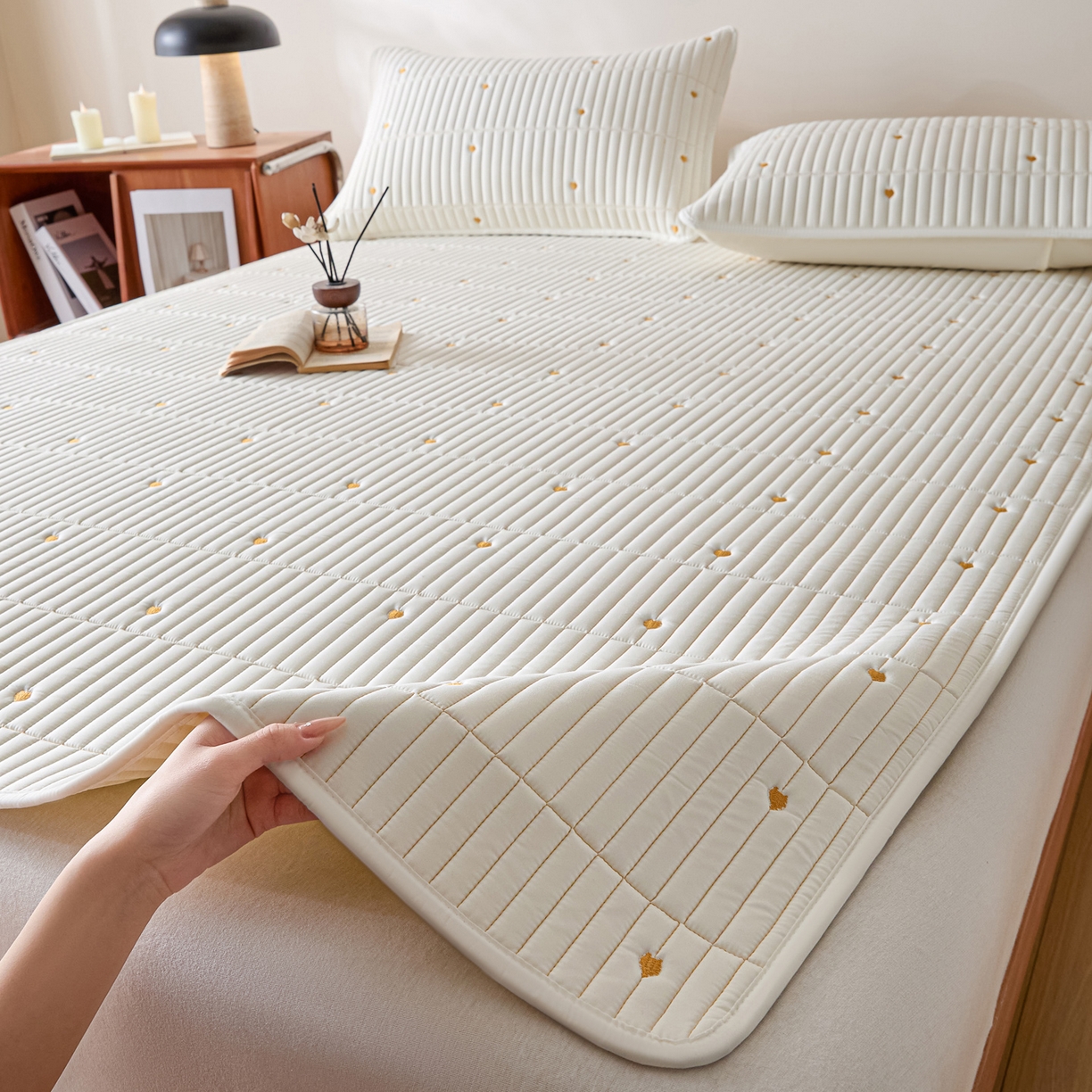 91家纺网 家纺一手货源 找家纺 （总）摩妮卡 2026新款水洗棉夹棉防水刺绣爱心床褥床垫款三件套