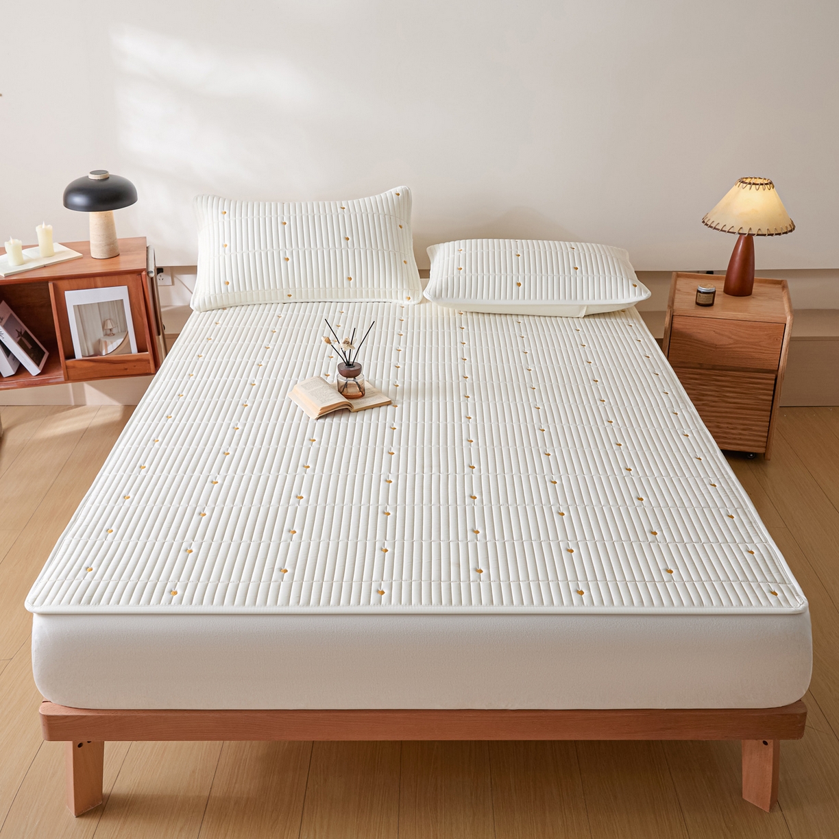 91家纺网 家纺一手货源 找家纺 （总）摩妮卡 2026新款水洗棉夹棉防水刺绣爱心床褥床垫款三件套