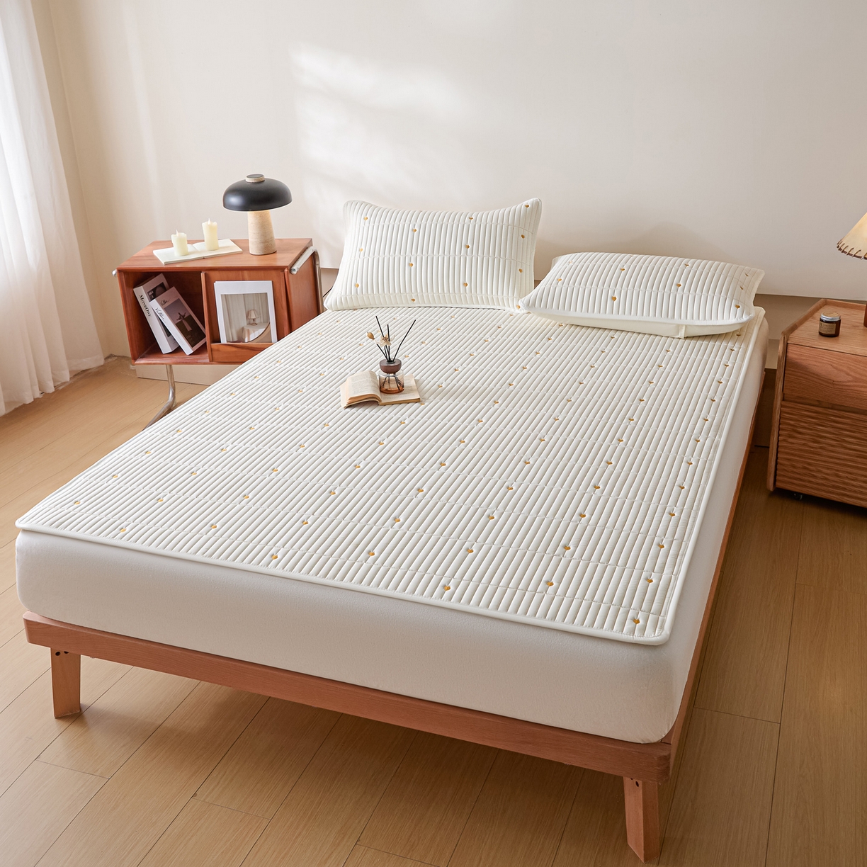 91家纺网 家纺一手货源 找家纺 （总）摩妮卡 2026新款水洗棉夹棉防水刺绣爱心床褥床垫款三件套