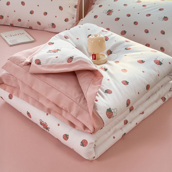 91家纺网 家纺一手货源 找家纺 悦织语 2026新款A类针织棉双层纱韩版夏被四件套空调被 草莓熊