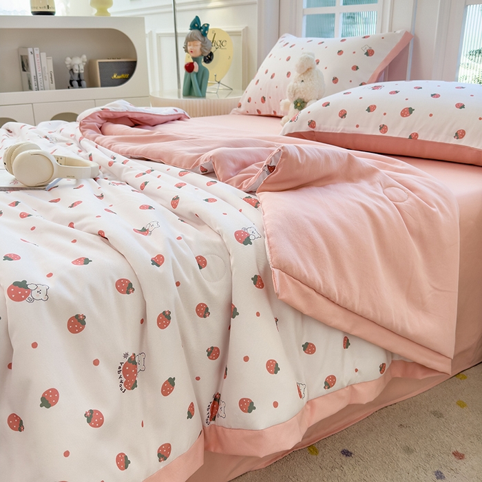 91家纺网 家纺一手货源 找家纺 悦织语 2026新款A类针织棉双层纱韩版夏被四件套空调被 草莓熊