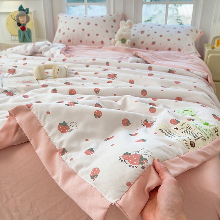 91家纺网 家纺一手货源 找家纺 悦织语 2026新款A类针织棉双层纱韩版夏被四件套空调被 草莓熊