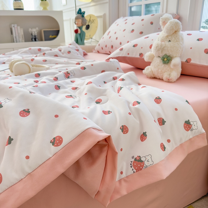 91家纺网 家纺一手货源 找家纺 悦织语 2026新款A类针织棉双层纱韩版夏被四件套空调被 草莓熊