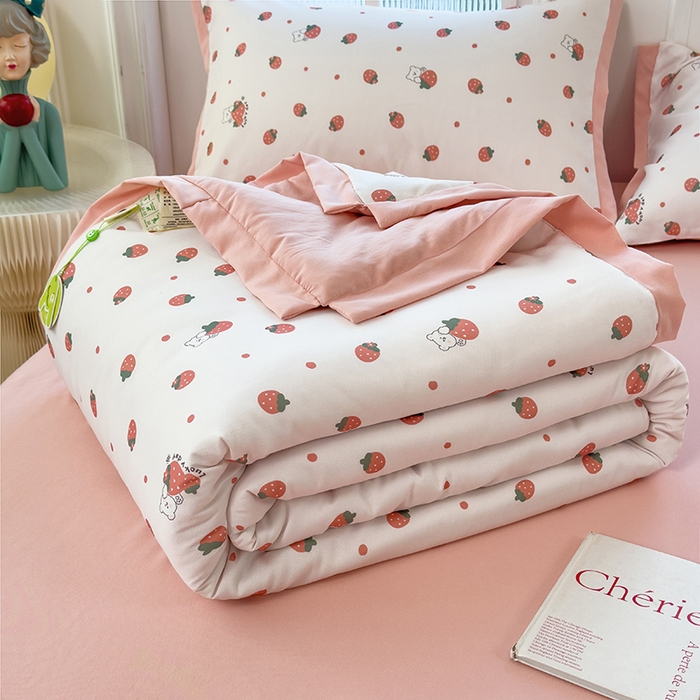 91家纺网 家纺一手货源 找家纺 悦织语 2026新款A类针织棉双层纱韩版夏被四件套空调被 草莓熊