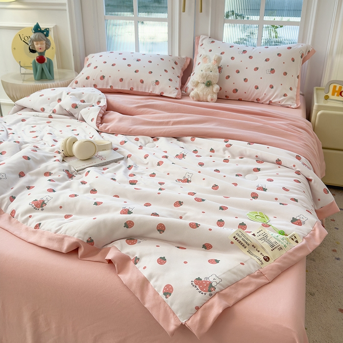 91家纺网 家纺一手货源 找家纺 悦织语 2026新款A类针织棉双层纱韩版夏被四件套空调被 草莓熊