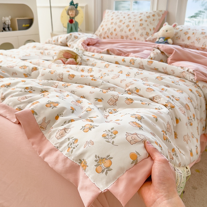 91家纺网 家纺一手货源 找家纺 悦织语 2026新款A类针织棉双层纱韩版夏被四件套空调被 兔兔爱果子