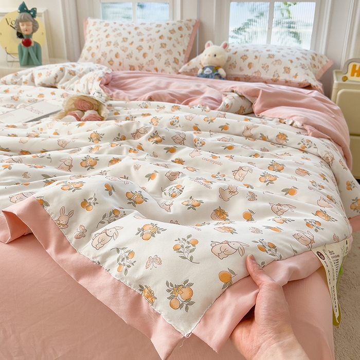 91家纺网 家纺一手货源 找家纺 悦织语 2026新款A类针织棉双层纱韩版夏被四件套空调被 兔兔爱果子