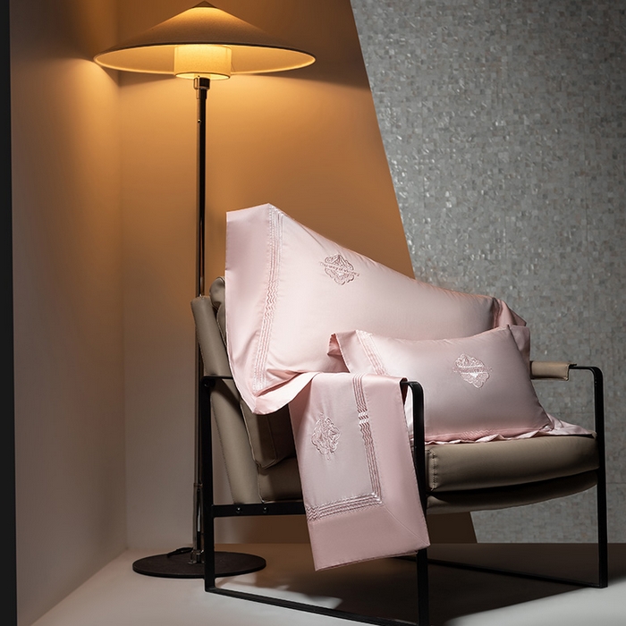 91家纺网 家纺一手货源 找家纺 诗黛尔家纺 2026春夏新款 高端长绒棉刺绣 柏林系列 柏林-落樱粉