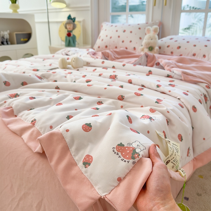 91家纺网 家纺一手货源 找家纺 悦织语 2026新款A类针织棉双层纱韩版夏被四件套空调被 草莓熊