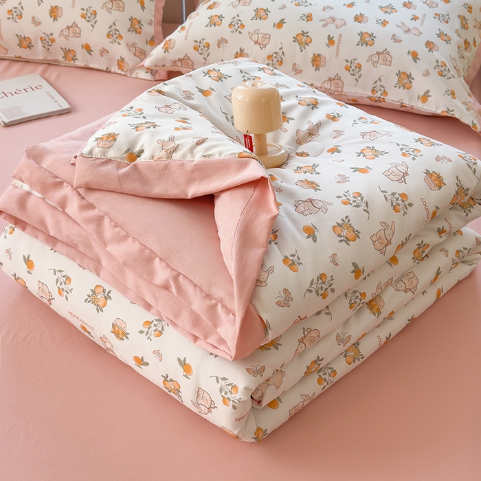 91家纺网 家纺一手货源 找家纺 悦织语 2026新款A类针织棉双层纱韩版夏被四件套空调被 兔兔爱果子