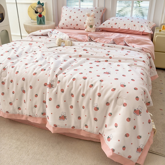 91家纺网 家纺一手货源 找家纺 悦织语 2026新款A类针织棉双层纱韩版夏被四件套空调被 草莓熊