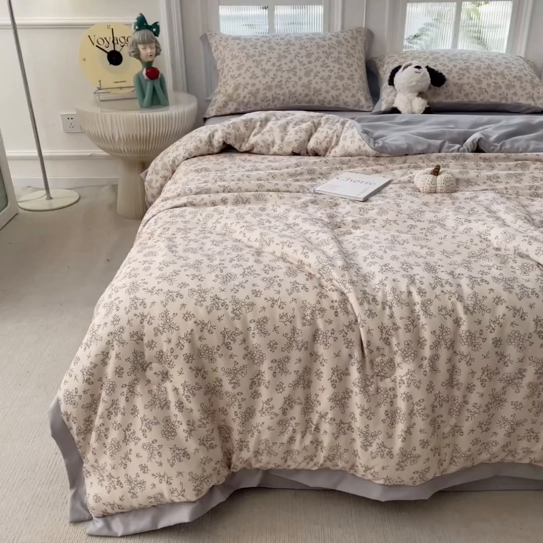 91家纺网 家纺一手货源 找家纺 悦织语 2026新款A类针织棉双层纱韩版夏被四件套空调被 春日序