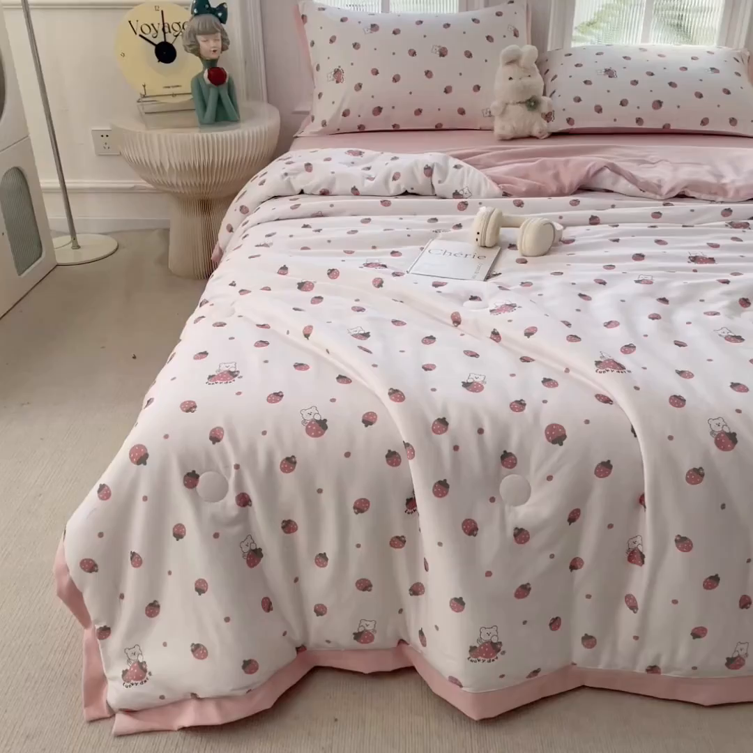 91家纺网 家纺一手货源 找家纺 悦织语 2026新款A类针织棉双层纱韩版夏被四件套空调被 草莓熊