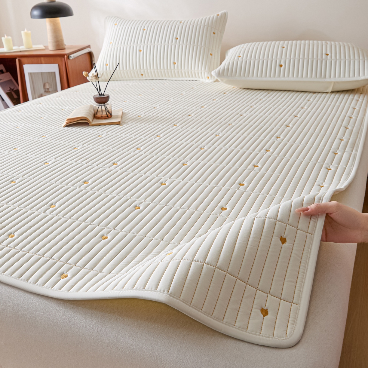 91家纺网 家纺一手货源 找家纺 摩妮卡 2026新款水洗棉夹棉防水刺绣爱心床褥床垫款三件套 爱心-奶白