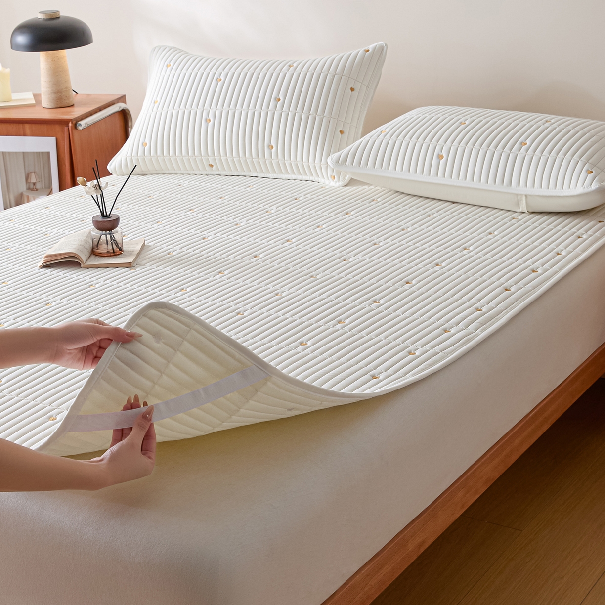 91家纺网 家纺一手货源 找家纺 摩妮卡 2026新款水洗棉夹棉防水刺绣爱心床褥床垫款三件套 爱心-奶白