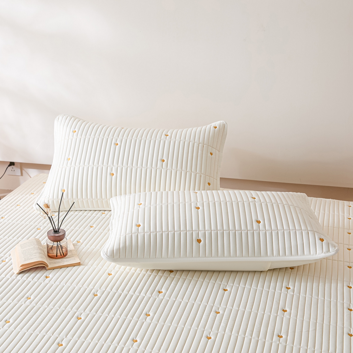 91家纺网 家纺一手货源 找家纺 摩妮卡 2026新款水洗棉夹棉防水刺绣爱心床褥床垫款三件套 爱心-奶白