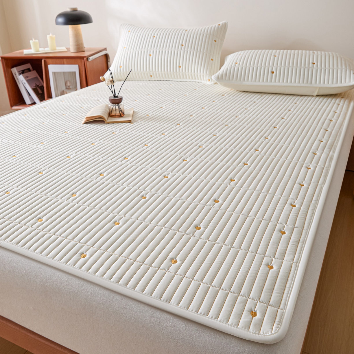 91家纺网 家纺一手货源 找家纺 摩妮卡 2026新款水洗棉夹棉防水刺绣爱心床褥床垫款三件套 爱心-奶白