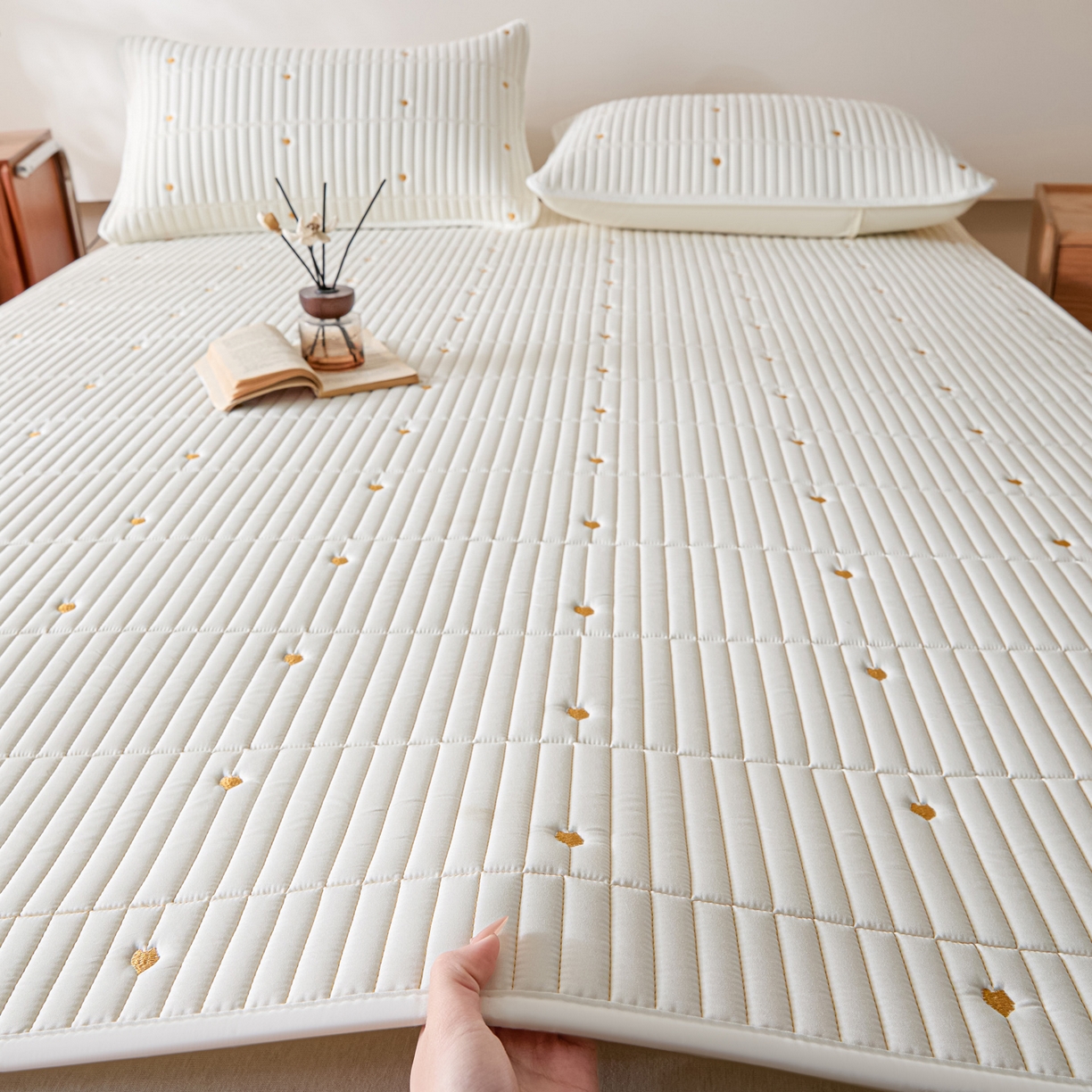 91家纺网 家纺一手货源 找家纺 摩妮卡 2026新款水洗棉夹棉防水刺绣爱心床褥床垫款三件套 爱心-奶白