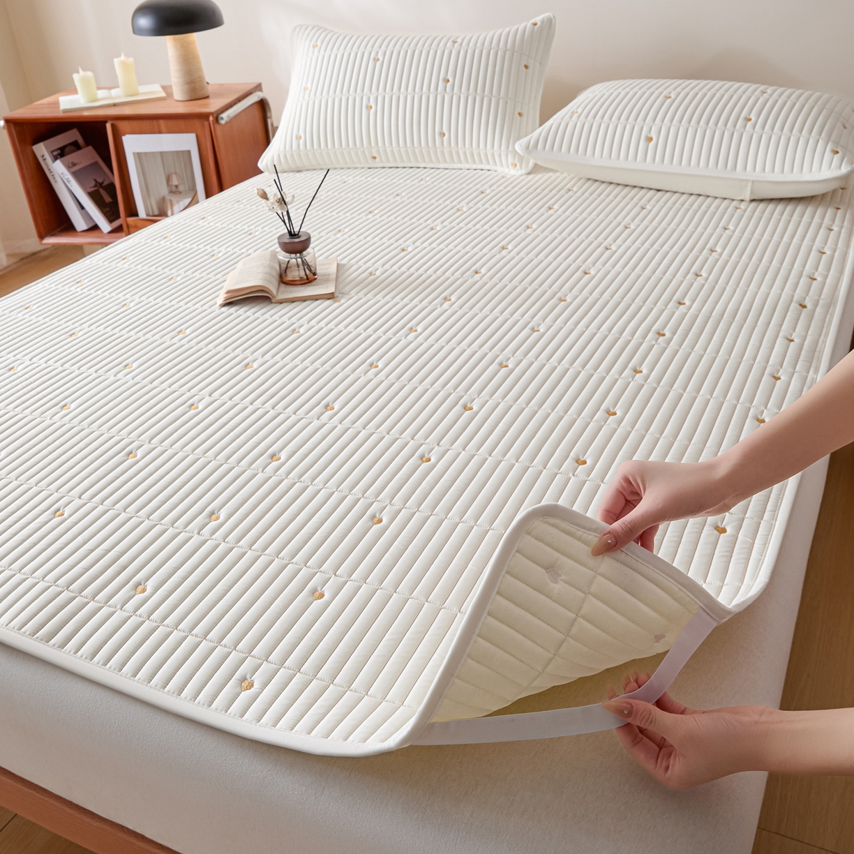 91家纺网 家纺一手货源 找家纺 摩妮卡 2026新款水洗棉夹棉防水刺绣爱心床褥床垫款三件套 爱心-奶白