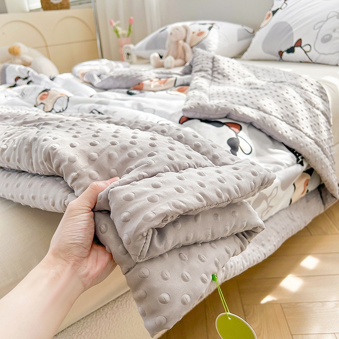 91家纺网 家纺一手货源 找家纺 悦织语 2026新款水洗棉双层纱豆豆被大豆夏凉被 软萌妞妞