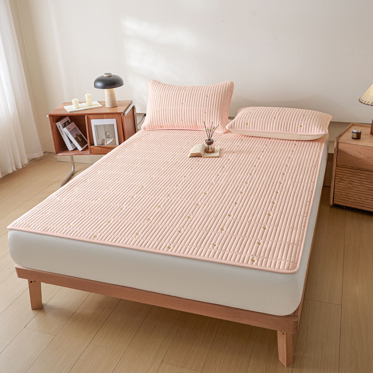 91家纺网 家纺一手货源 找家纺 摩妮卡 2026新款水洗棉夹棉防水刺绣爱心床褥床垫款三件套 爱心-撑粉