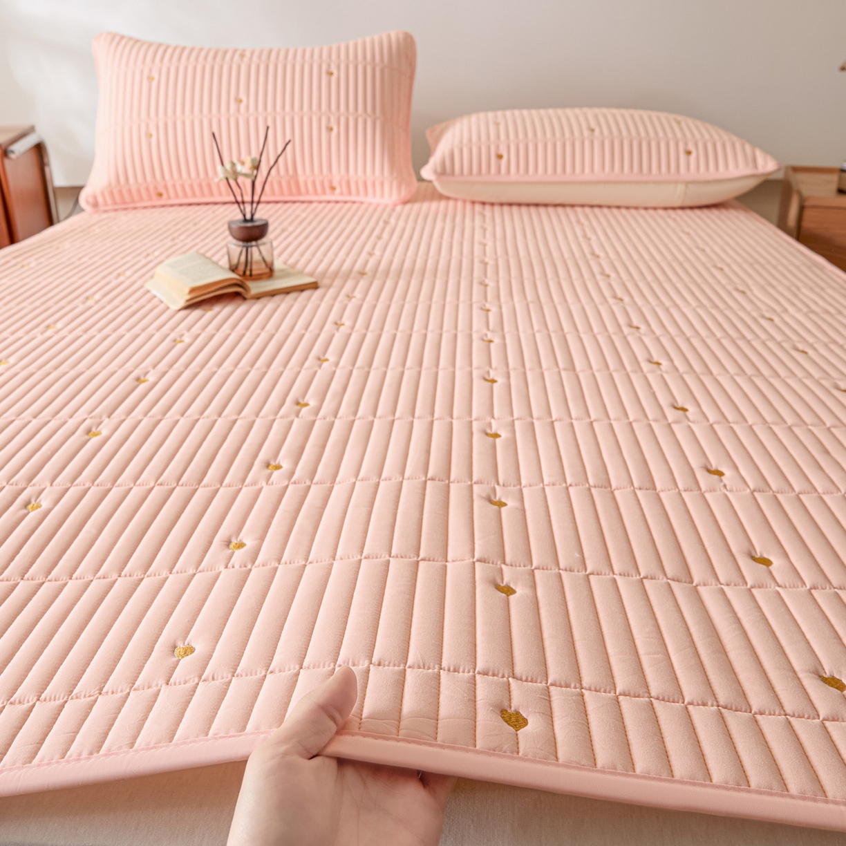 91家纺网 家纺一手货源 找家纺 摩妮卡 2026新款水洗棉夹棉防水刺绣爱心床褥床垫款三件套 爱心-撑粉