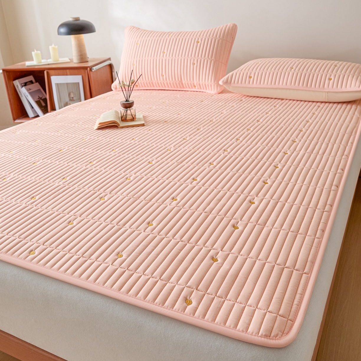 91家纺网 家纺一手货源 找家纺 摩妮卡 2026新款水洗棉夹棉防水刺绣爱心床褥床垫款三件套 爱心-撑粉