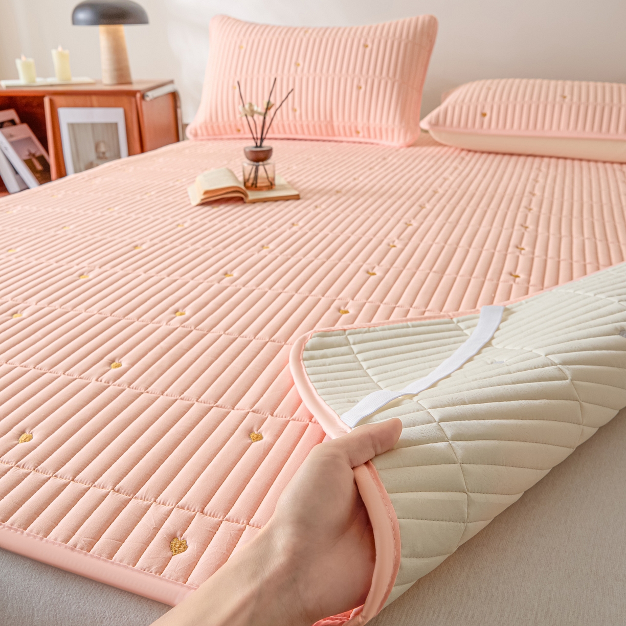 91家纺网 家纺一手货源 找家纺 摩妮卡 2026新款水洗棉夹棉防水刺绣爱心床褥床垫款三件套 爱心-撑粉