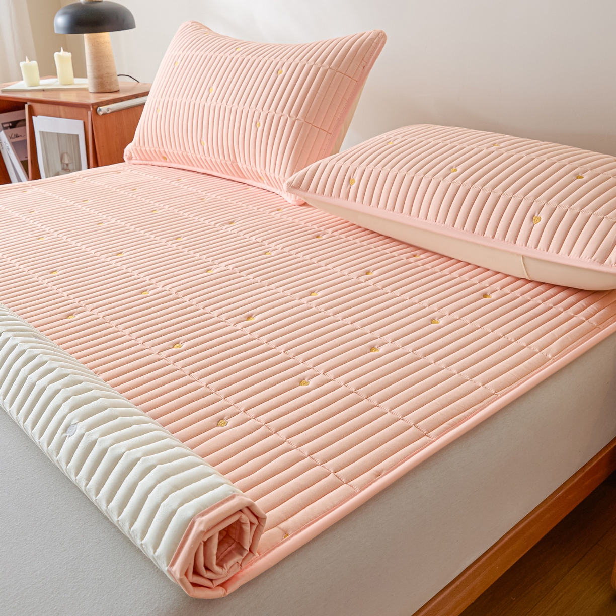 91家纺网 家纺一手货源 找家纺 摩妮卡 2026新款水洗棉夹棉防水刺绣爱心床褥床垫款三件套 爱心-撑粉