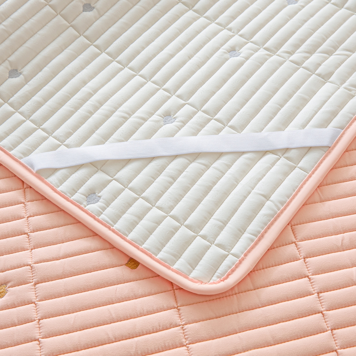 91家纺网 家纺一手货源 找家纺 摩妮卡 2026新款水洗棉夹棉防水刺绣爱心床褥床垫款三件套 爱心-撑粉