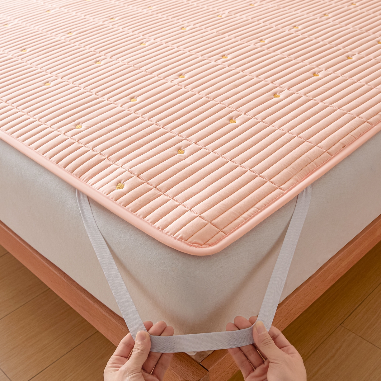 91家纺网 家纺一手货源 找家纺 摩妮卡 2026新款水洗棉夹棉防水刺绣爱心床褥床垫款三件套 爱心-撑粉