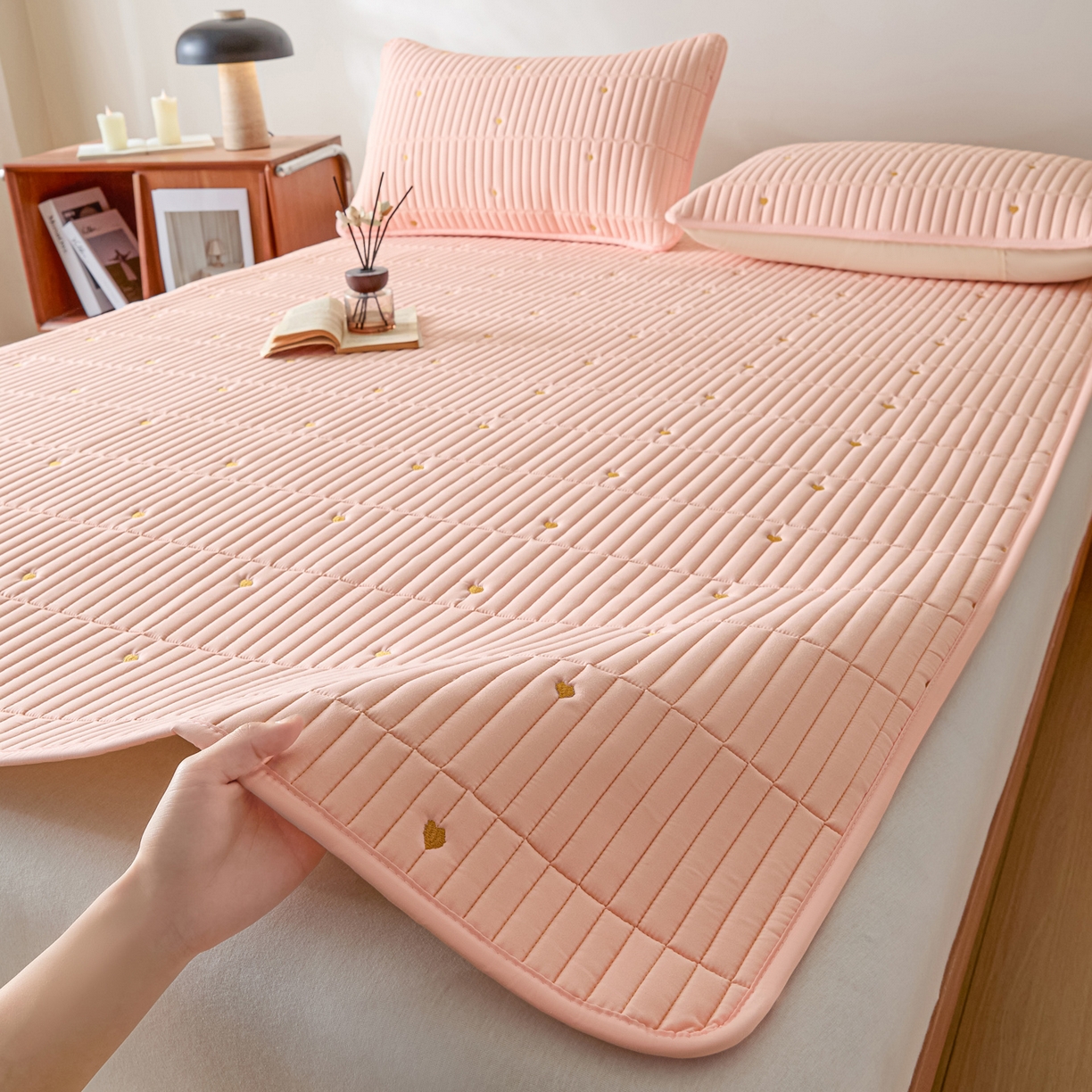 91家纺网 家纺一手货源 找家纺 摩妮卡 2026新款水洗棉夹棉防水刺绣爱心床褥床垫款三件套 爱心-撑粉