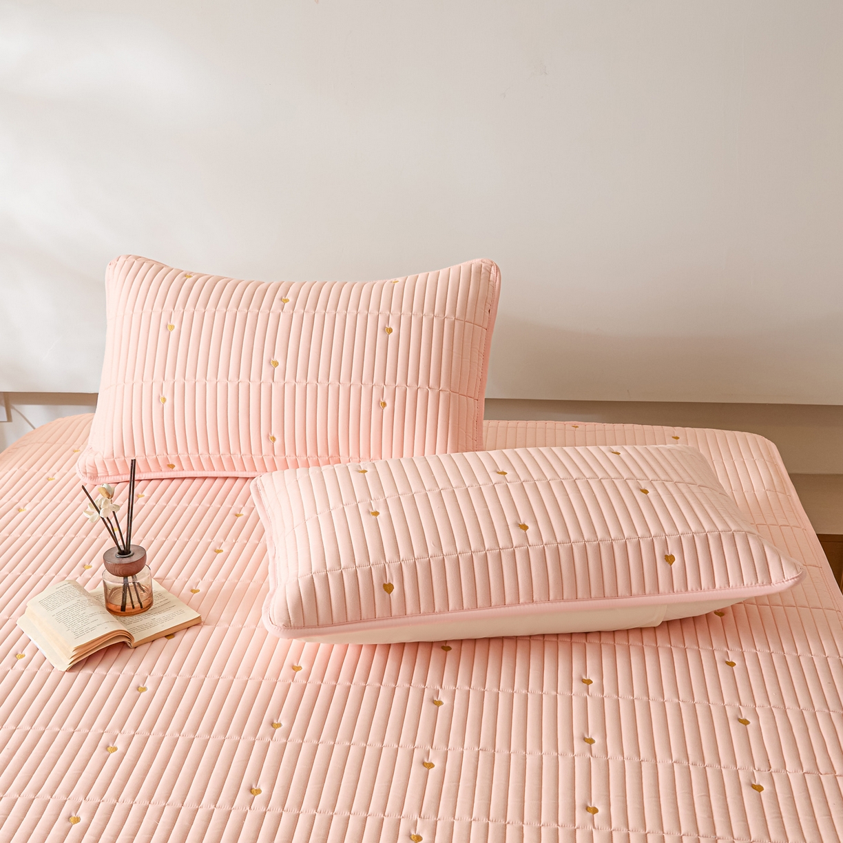 91家纺网 家纺一手货源 找家纺 摩妮卡 2026新款水洗棉夹棉防水刺绣爱心床褥床垫款三件套 爱心-撑粉