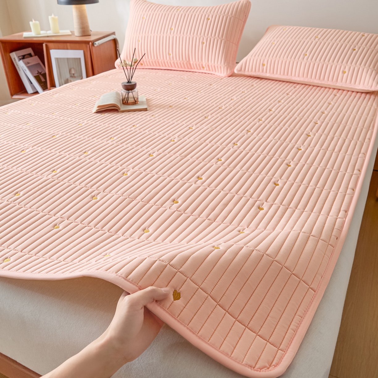 91家纺网 家纺一手货源 找家纺 摩妮卡 2026新款水洗棉夹棉防水刺绣爱心床褥床垫款三件套 爱心-撑粉