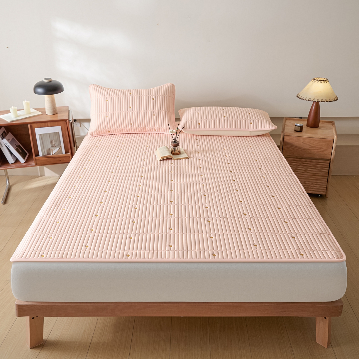 91家纺网 家纺一手货源 找家纺 摩妮卡 2026新款水洗棉夹棉防水刺绣爱心床褥床垫款三件套 爱心-撑粉