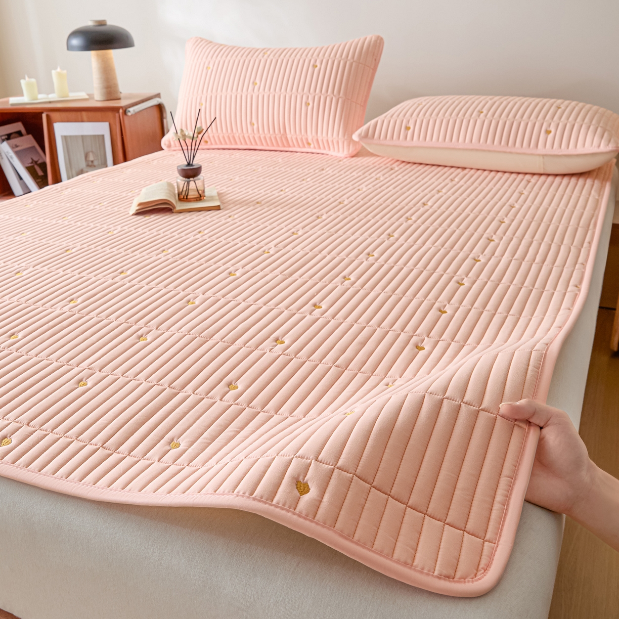 91家纺网 家纺一手货源 找家纺 摩妮卡 2026新款水洗棉夹棉防水刺绣爱心床褥床垫款三件套 爱心-撑粉