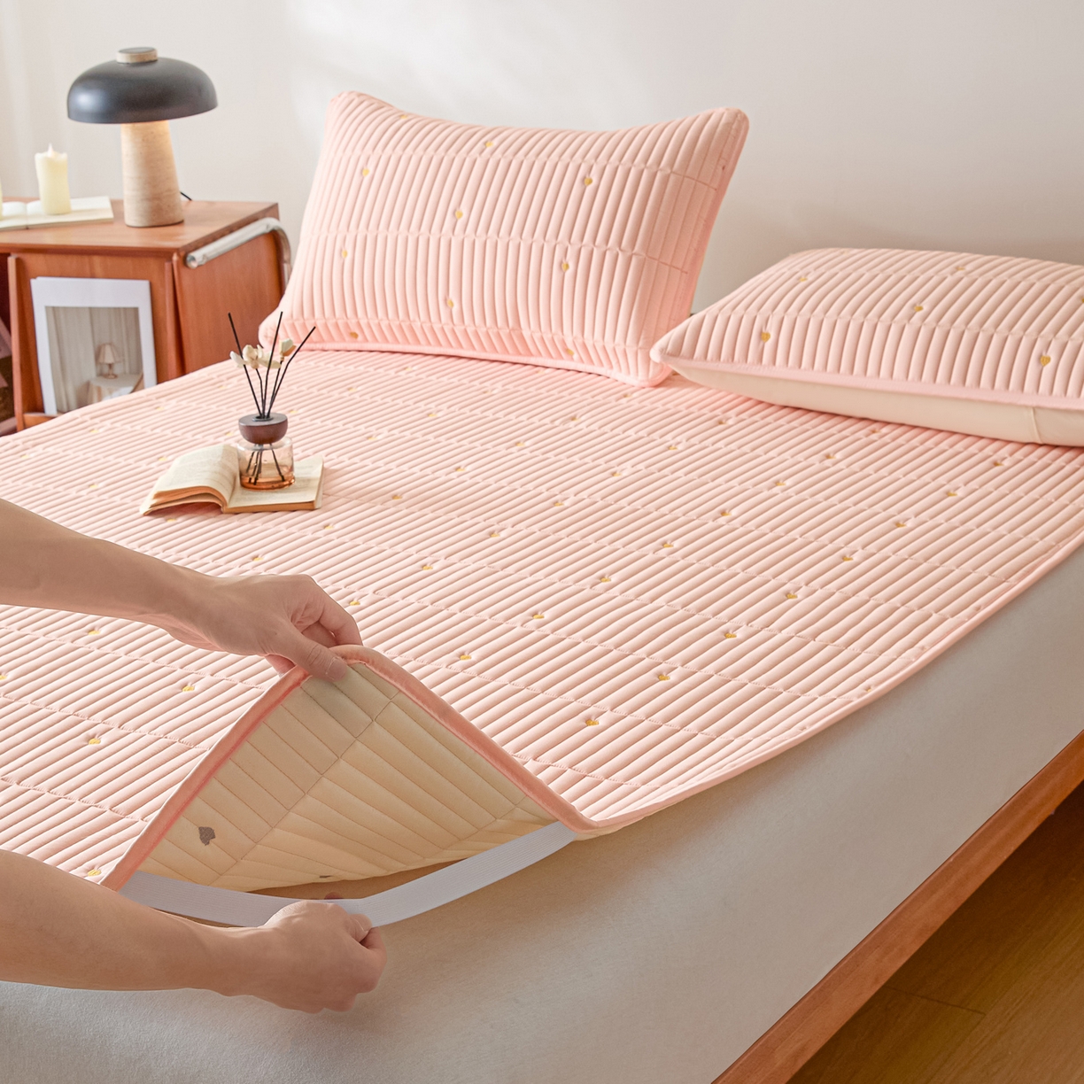 91家纺网 家纺一手货源 找家纺 摩妮卡 2026新款水洗棉夹棉防水刺绣爱心床褥床垫款三件套 爱心-撑粉