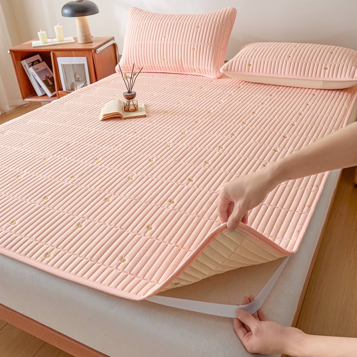 91家纺网 家纺一手货源 找家纺 摩妮卡 2026新款水洗棉夹棉防水刺绣爱心床褥床垫款三件套 爱心-撑粉