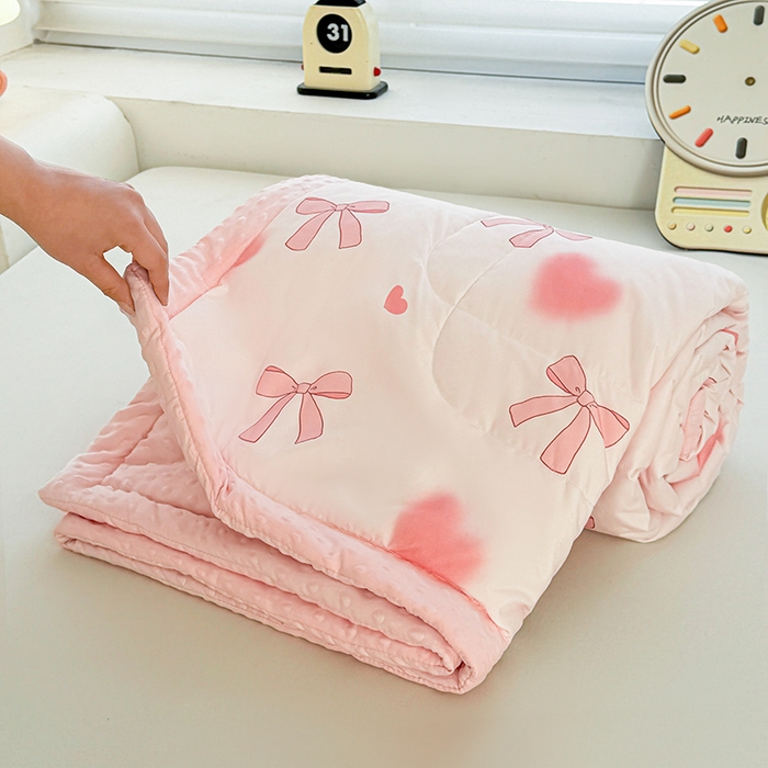 91家纺网 家纺一手货源 找家纺 悦织语 2026新款水洗棉双层纱豆豆被大豆夏凉被 甜蜜约会