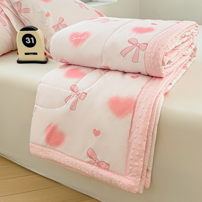 91家纺网 家纺一手货源 找家纺 悦织语 2026新款水洗棉双层纱豆豆被大豆夏凉被 甜蜜约会