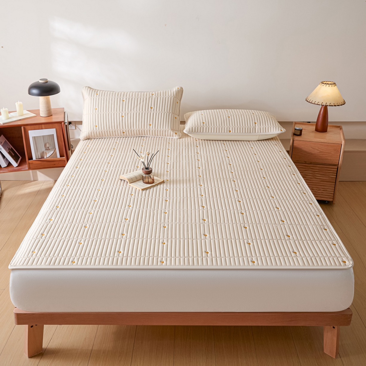 91家纺网 家纺一手货源 找家纺 摩妮卡 2026新款水洗棉夹棉防水刺绣爱心床褥床垫款三件套 爱心-卡其