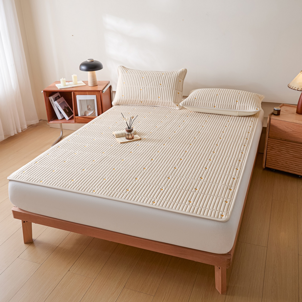 91家纺网 家纺一手货源 找家纺 摩妮卡 2026新款水洗棉夹棉防水刺绣爱心床褥床垫款三件套 爱心-卡其