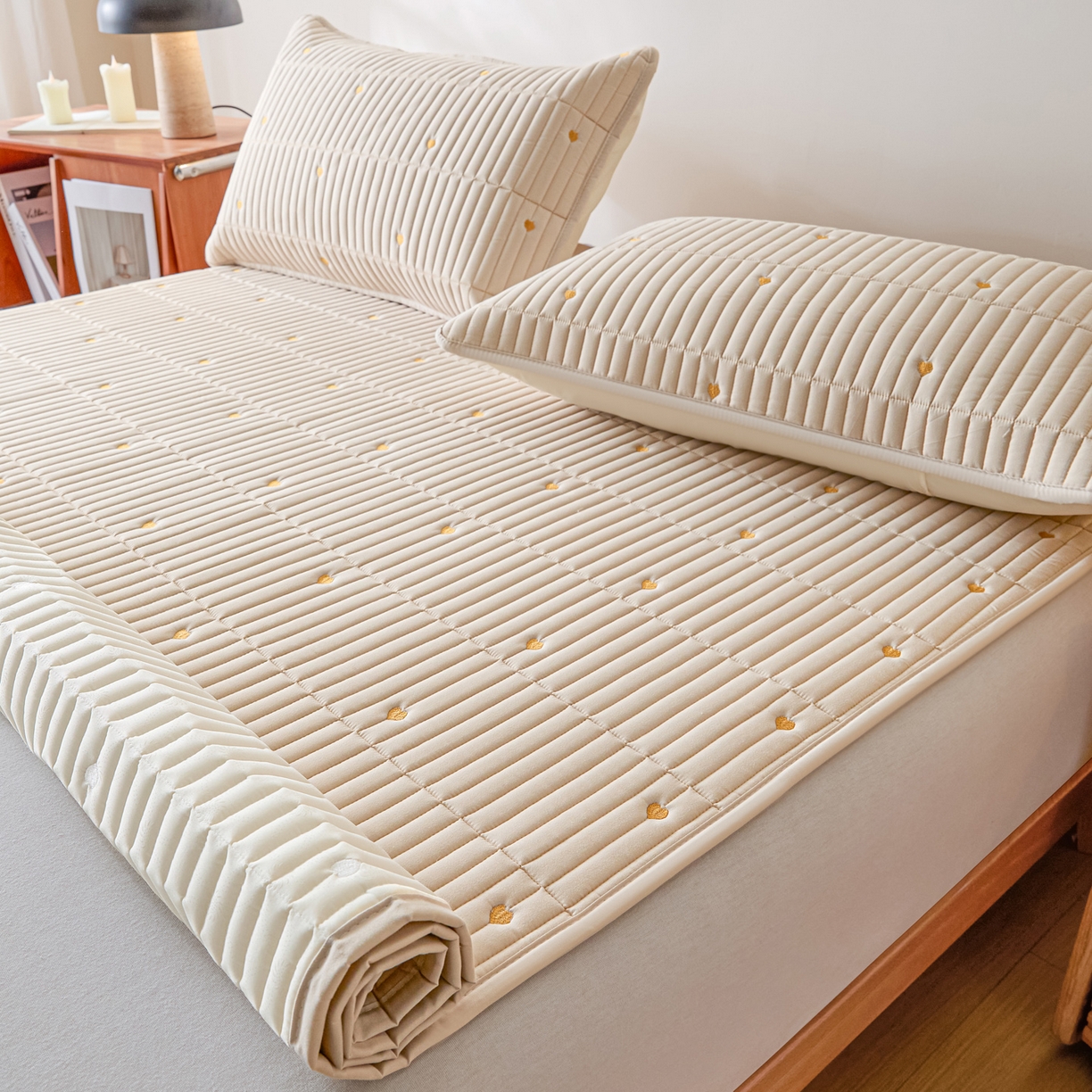 91家纺网 家纺一手货源 找家纺 摩妮卡 2026新款水洗棉夹棉防水刺绣爱心床褥床垫款三件套 爱心-卡其