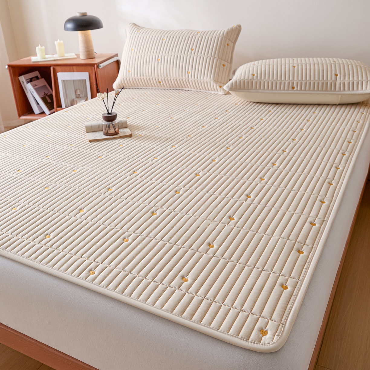 91家纺网 家纺一手货源 找家纺 摩妮卡 2026新款水洗棉夹棉防水刺绣爱心床褥床垫款三件套 爱心-卡其