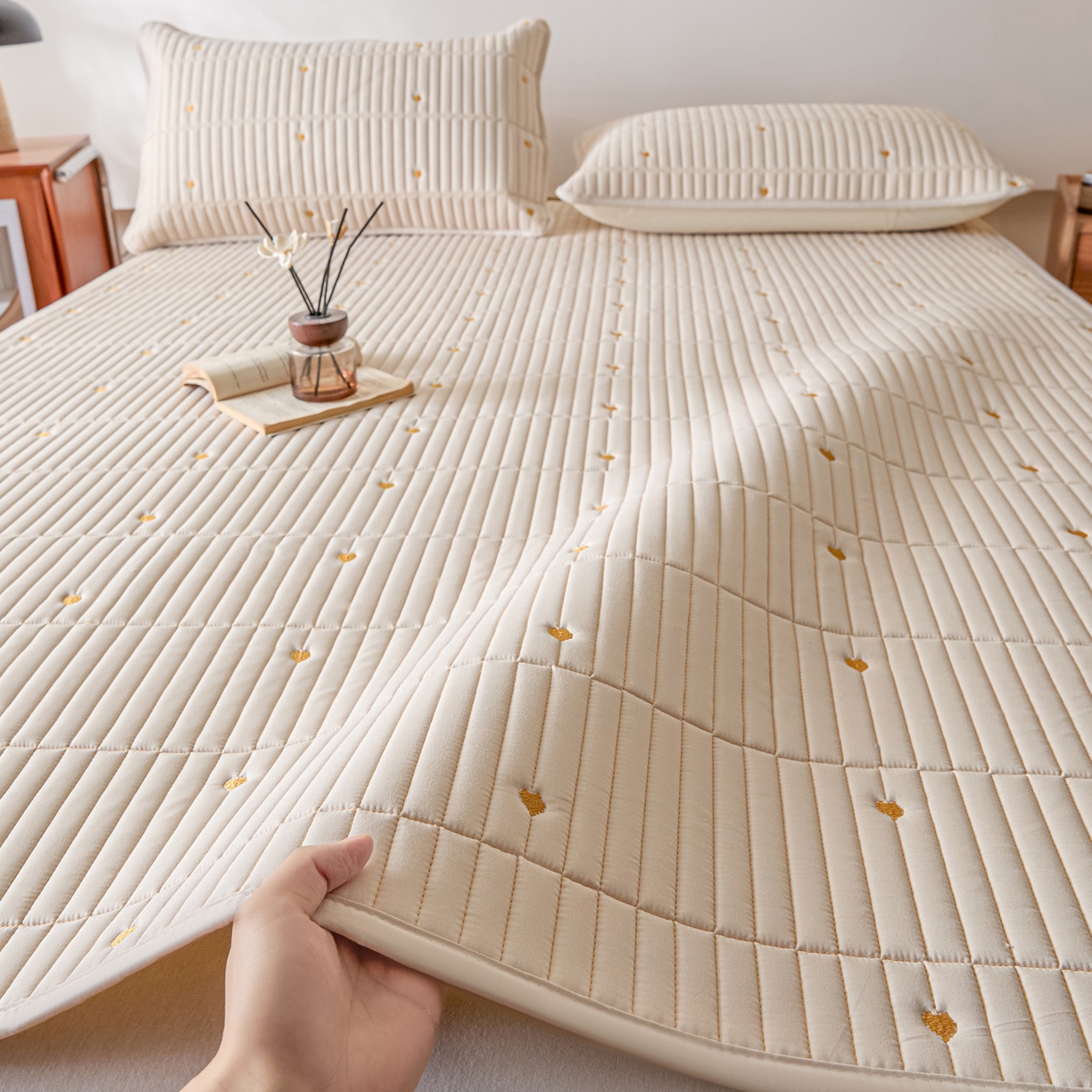 91家纺网 家纺一手货源 找家纺 摩妮卡 2026新款水洗棉夹棉防水刺绣爱心床褥床垫款三件套 爱心-卡其