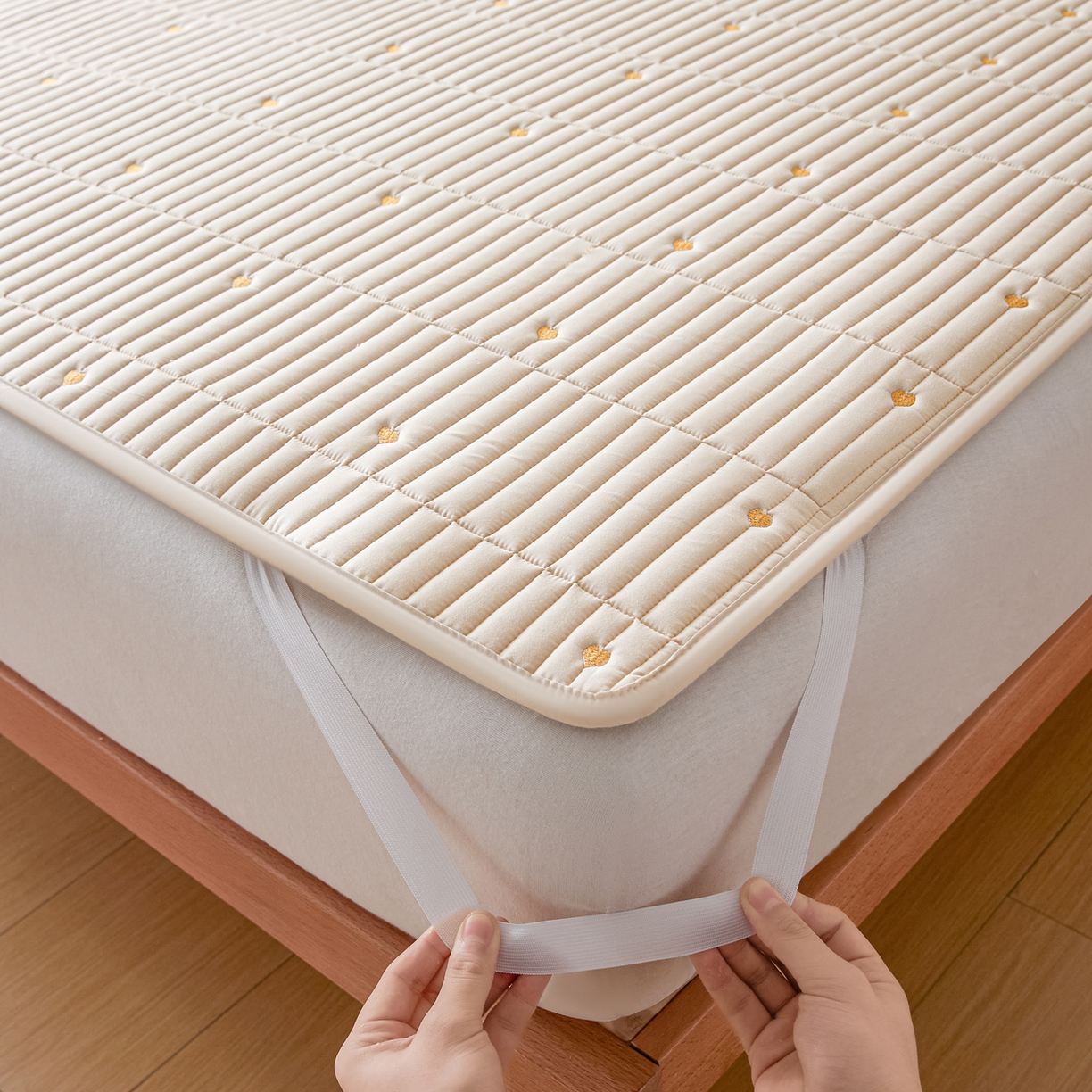 91家纺网 家纺一手货源 找家纺 摩妮卡 2026新款水洗棉夹棉防水刺绣爱心床褥床垫款三件套 爱心-卡其