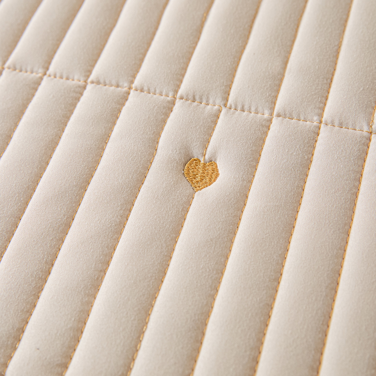 91家纺网 家纺一手货源 找家纺 摩妮卡 2026新款水洗棉夹棉防水刺绣爱心床褥床垫款三件套 爱心-卡其