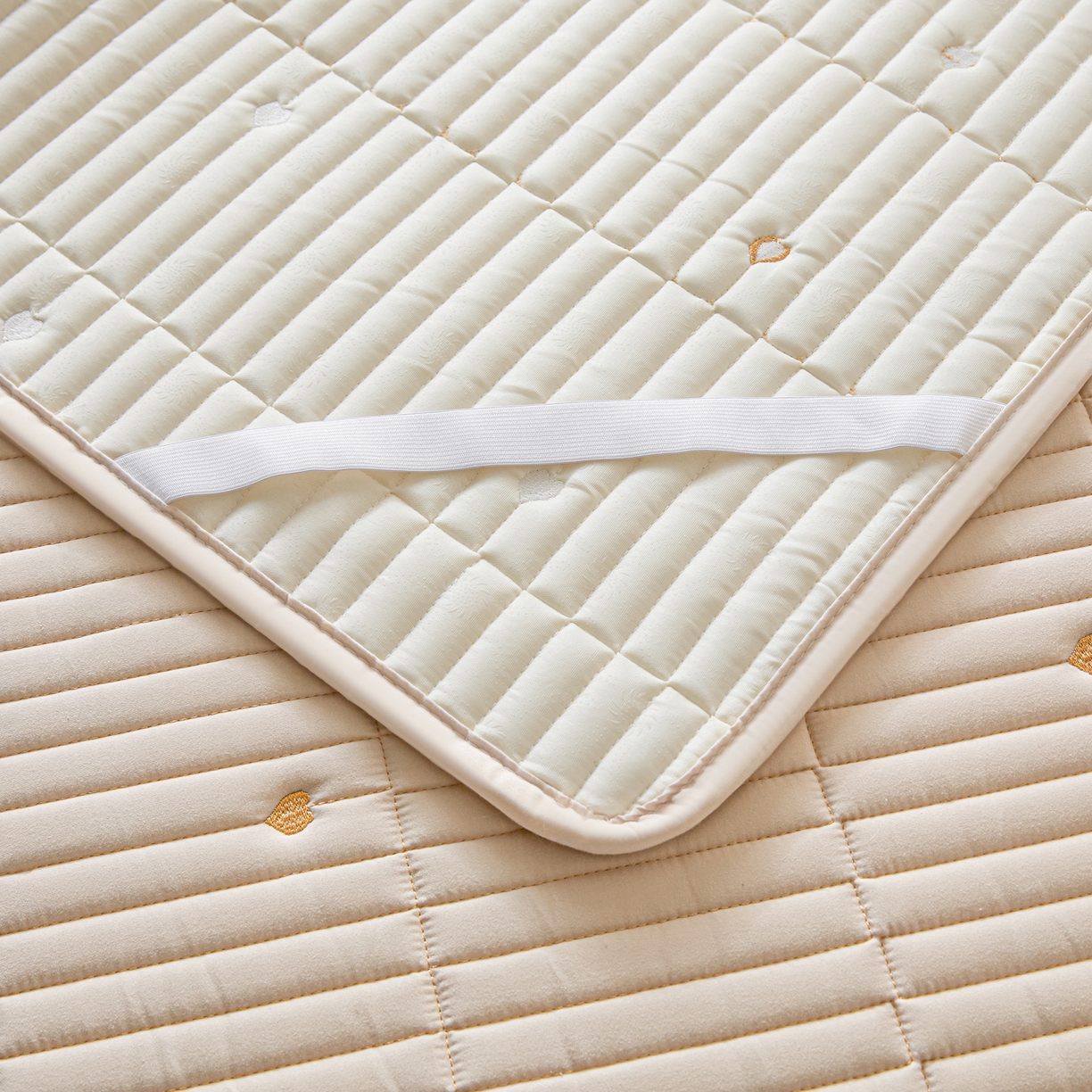 91家纺网 家纺一手货源 找家纺 摩妮卡 2026新款水洗棉夹棉防水刺绣爱心床褥床垫款三件套 爱心-卡其