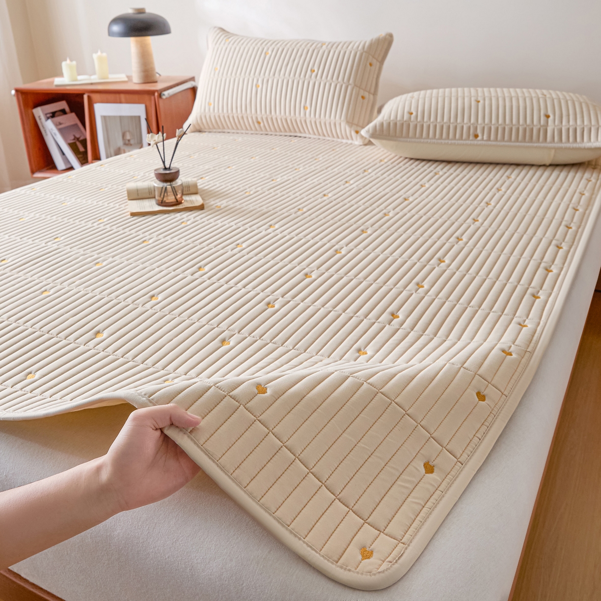 91家纺网 家纺一手货源 找家纺 摩妮卡 2026新款水洗棉夹棉防水刺绣爱心床褥床垫款三件套 爱心-卡其