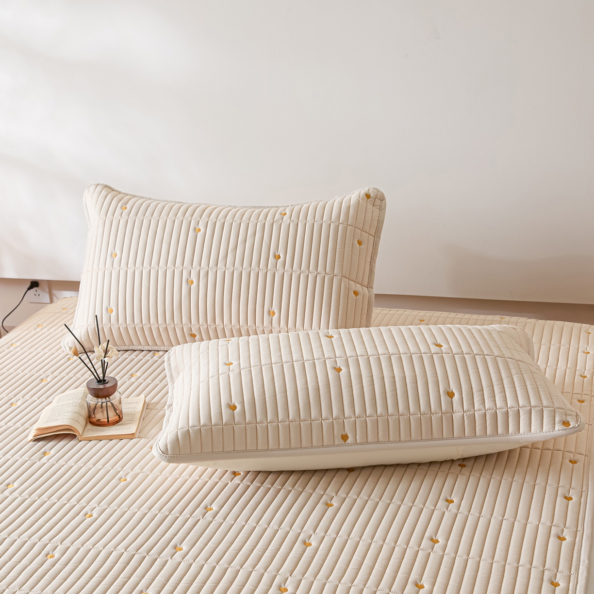 91家纺网 家纺一手货源 找家纺 摩妮卡 2026新款水洗棉夹棉防水刺绣爱心床褥床垫款三件套 爱心-卡其